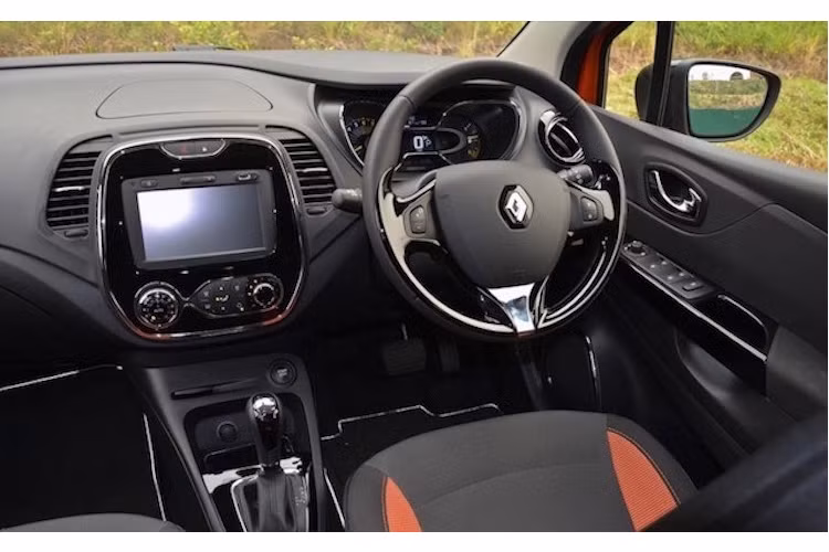 Nội thất của Captur cũng thể hiện rõ sự trẻ trung, năng động với các chi tiết tròn trịa và hiện đại, chẳng hạn như bảng đồng hồ với màn hình nhỏ nằm chính giữa báo tốc độ tương tự như một số mẫu xe môtô phân khối lớn.