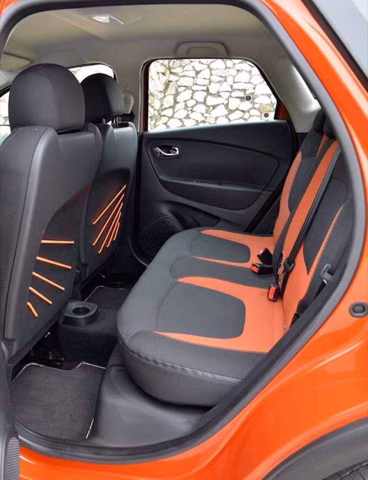 So với mẫu xe "anh em" Clio, Captur có không gian để chân ở hàng ghế sau rộng hơn 75 mm và cao hơn 100 mm. Hàng ghế này cũng có khả năng gập 60:40 để nâng không gian để đồ từ 277 lên thành 455 lít.