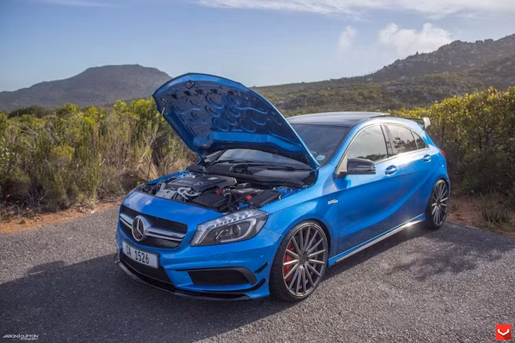 Cung cấp sức mạnh cho A45 AMG là động cơ 2.0l tăng áp (360 mã lực/450 Nm), kết hợp với hệ dẫn động 4 bánh 4MATIC và hộp số 7 cấp.