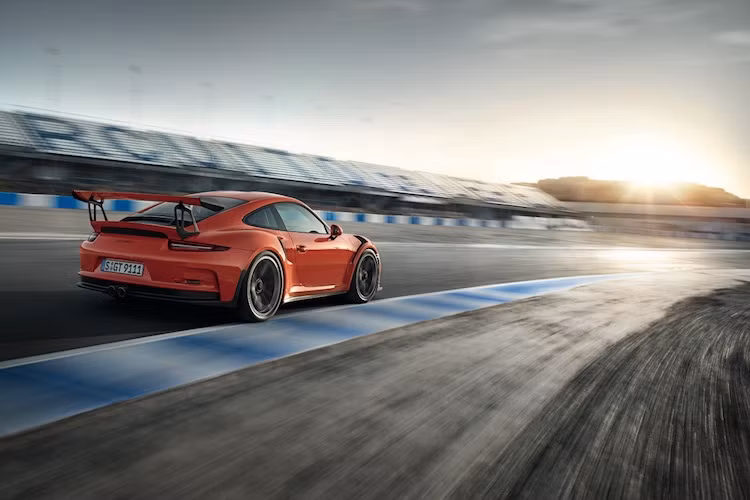 So với 911 GT3 "thường", gần như tất cả các panel thân xe đã bị thay thế trên GT3 RS. Chiếc xe được "trổ" thêm nhiều khe hút gió và tản nhiệt trên thân hơn, cùng với chiếc cánh đuôi cực lớn gắn "chết" ở phía sau.