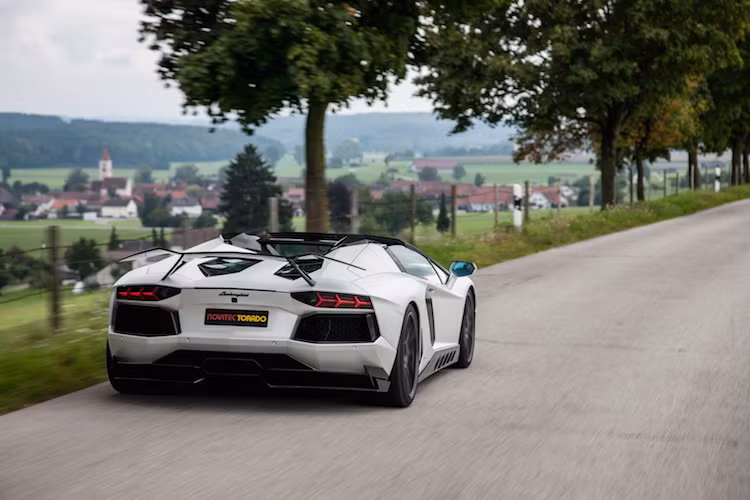 Dù không mạnh mẽ bằng Carbonado, nhưng Novitec vẫn có thể độ động cơ 6.5l V12 của Aventador lên 969 mã lực.