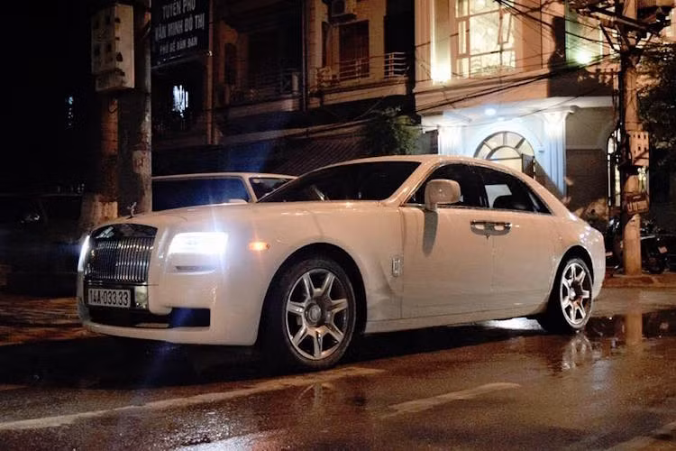 Một chiếc xe siêu sang Rolls-Royce Phantom, với biển số tứ quý 3 độc đáo.