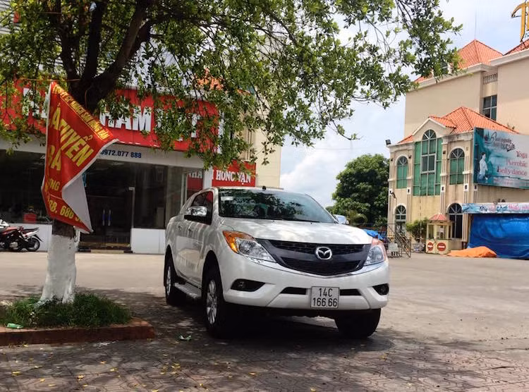 Thậm chí không chỉ có xe sang hay siêu xe, một số mẫu xe bình thường cũng mang biển số "đẹp mỹ mãn" như chiếc Mazda BT-50 mang biển Tứ quý 6 này.