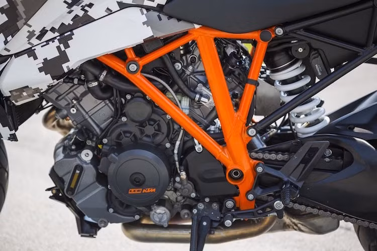 Chia sẻ chung khối động cơ V-Twin 1301 cc với Super Duke R, nhưng Super Duke GT sẽ có "đầu bò" mới, buồng đốt cải tiến và một loạt các cải tiến khác để tăng độ bền và tin cậy khi "đi tour". Tuy nhiên, sức mạnh của xe có thể sẽ giảm đi đôi chút so với Super Duke R.