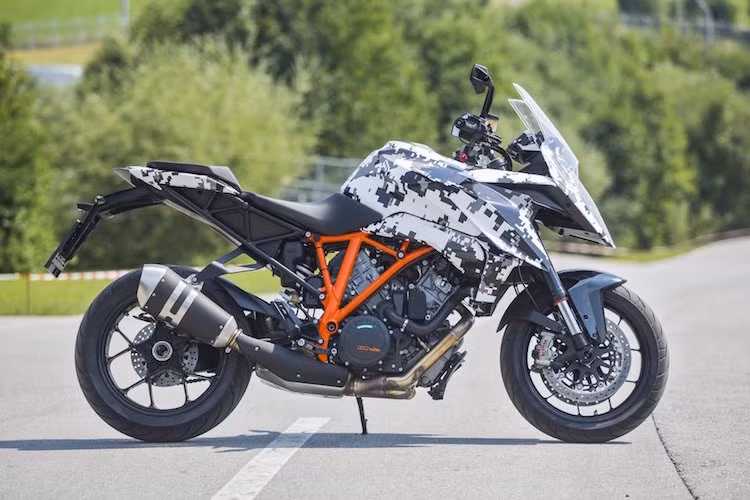 Là phiên bản thử nghiệm, 1290 Super Duke GT vẫn còn được khoác lên mình màu sơn camo ngụy trang. Tuy nhiên, có vẻ như chiếc xe có đèn pha đặt dọc truyền thống của dòng Duke đặt trong bộ quây nhọn dạng "mỏ vịt" với kính chắn gió chỉnh 8 hướng, giống Super Adventure.