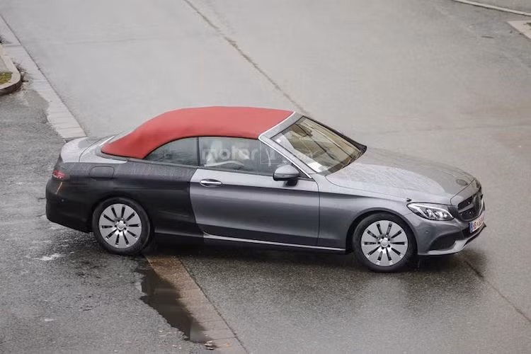 Các phiên bản động cơ của xe cũng tương tự như dòng C-Class coupe, bao gồm động cơ 4 xi-lanh 2.0l tăng áp 241 mã lực/370 Nm và tăng áp kép 3.0l V6 362 mã lực/517 Nm.