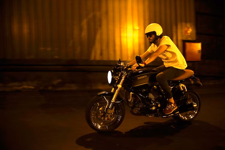 Được sản xuất từ 2007-2010, Ducati GT1000 vốn là một chiếc xe môtô phân khối lớn với kiểu dáng hoài cổ và có dạng sport touring/cafe racer.