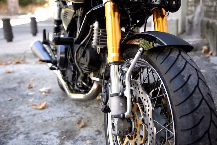 Ở phía trước, chiếc xe đã được thay bộ thụt USD nguyên bản bằng thụt Ohlins của Ducati 1199 Panigale, với màu vàng nổi bật hơn cùng với các đĩa phanh có vành tỉa khéo thành hình hoa.