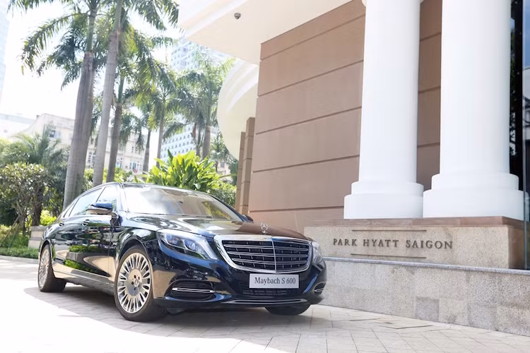 Ngoài Mercedes S600 Maybach, khách sạn Park Hyatt Saigon còn đầu tư thêm 4 chiếc S-Class thấp hơn là S400L và 2 chiếc xe van hạng sang V220 CDI.