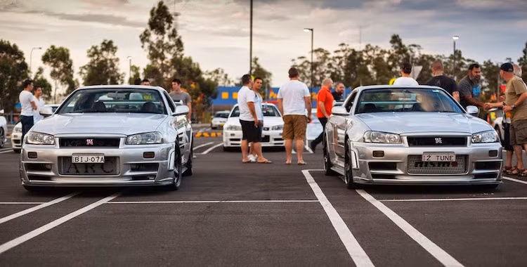 Chiếc Z-Tune với số chassis 001 (phải), đứng bên cạnh một chiếc Skyline GT-R R34 được "độ" tương tự.