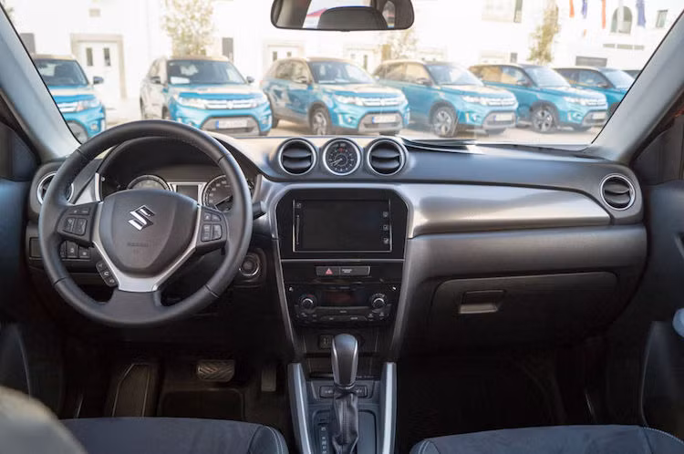 Nội thất cũng tuân theo đúng những triết lý của Suzuki, đơn giản nhưng hiệu quả. Xe được trang bị hệ thống thông tin giải trí thế hệ mới với kết nối smartphone và phần mềm định vị đa năng.