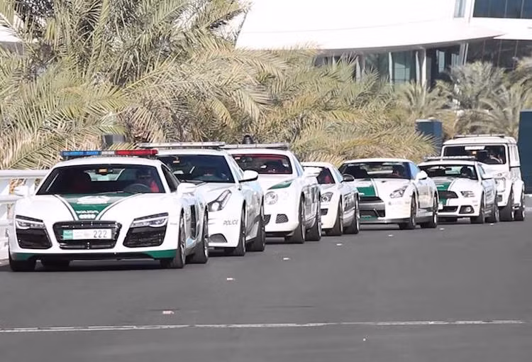 Chính vì vậy, mỗi khi có sự kiện lớn ở Dubai, khách thăm quan có thể được chiêm ngưỡng dàn siêu xe cực kỳ đa dạng của cảnh sát nơi đây.