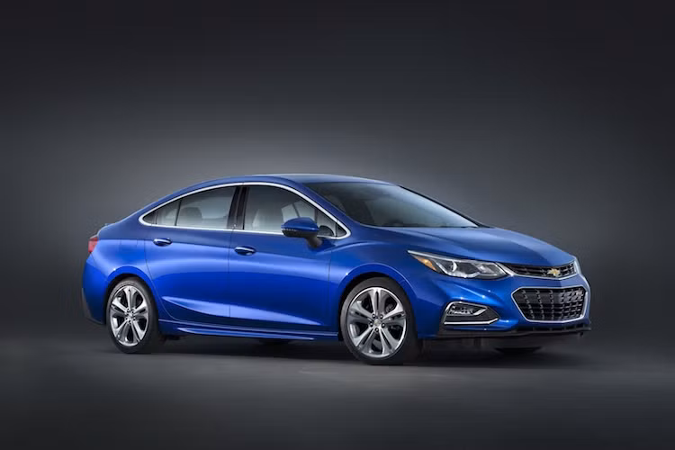 Tại triển lãm ôtô Los Angeles, GM đã trực tiếp chỉ ra rằng so với đối thủ cạnh tranh là Honda Civic LX 2016, Chevrolet Cruze 2016 có giá khởi điểm rẻ hơn gần 2000 USD cho bản L số sàn. (tương đương khoảng 45 triệu đồng).