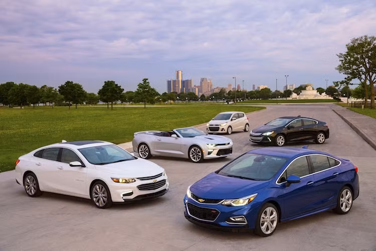 Tại Mỹ, Chevrolet Cruze 2016 sẽ bắt đầu được bán từ mùa xuân 2016 với 5 phiên bản khác nhau là L số sàn, LS số sàn, LS số tự động, LT số tự động và Premier số tự động. Phiên bản thấp nhất có giá khởi điểm 17.495 USD, trong khi bản cao nhất có giá 23.995 USD.