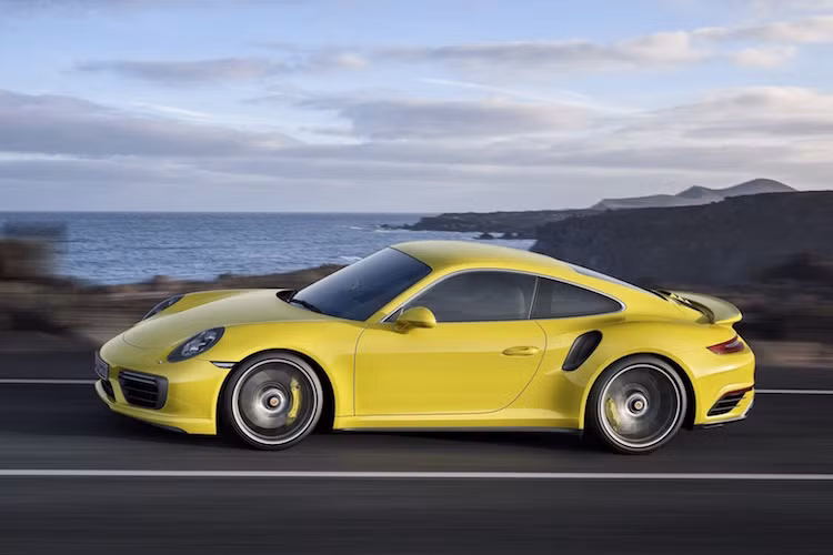 2 bên thân xe chỉ có bộ mâm đúc 7 cánh kép xoắn và tay nắm cửa mới. Ngoài ra, Porsche cũng trang bị cho tất cả các phiên bản hệ thống nâng đầu xe, với khả năng nâng cao khoảng sáng gầm ở phía trước xe thêm 40 mm để tránh chạm gầm.