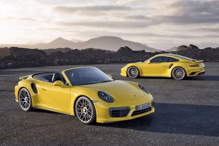 Trong đợt facelift này, tất cả các phiên bản của dòng Porsche 911 Turbo bao gồm coupe và cabriolet, cũng như từng mức trang bị Turbo và Turbo S đều sẽ được nâng cấp.
