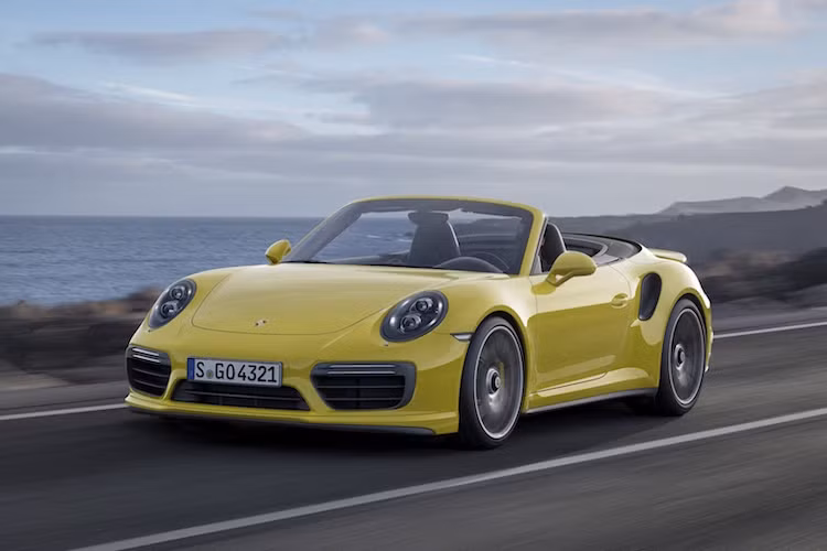 Dù vẫn dùng động cơ 3.8l 6 xi-lanh nằm ngang tăng áp kép như trước, nhưng cả 911 Turbo và Turbo S đều có công suất tăng thêm 20 mã lực, đạt lần lượt 533 và 572 mã lực.