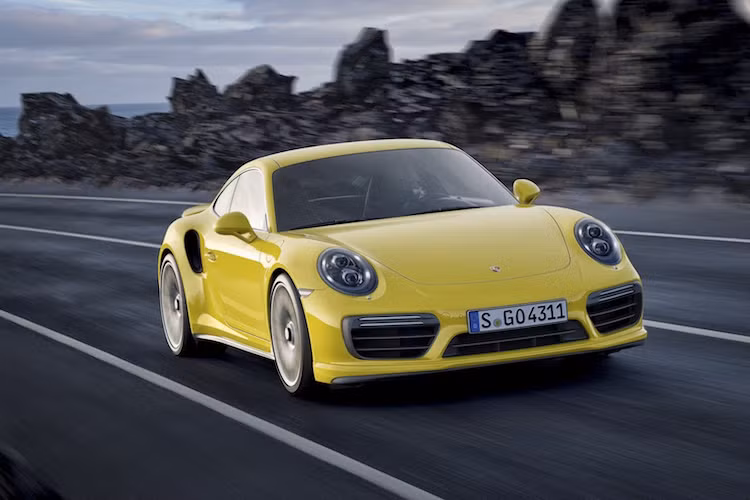 Về ngoại hình, thay đổi rõ rệt nhất trên 911 Turbo mới đó là cản trước đã được sửa đổi lại với các đèn sương mù LED.