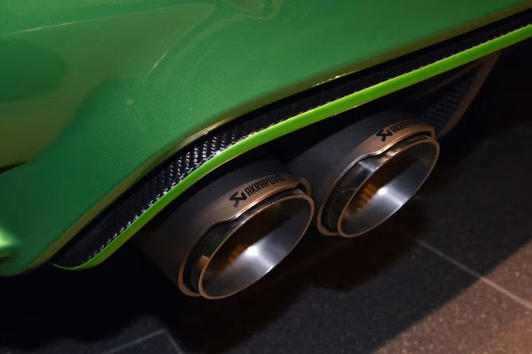 "Tiếng gầm" của xe được chú trọng với bộ ống xả "hàng hiệu" từ Akrapovic làm bằng titan, nằm giữa các cánh khuếch tán M-Performance carbon.