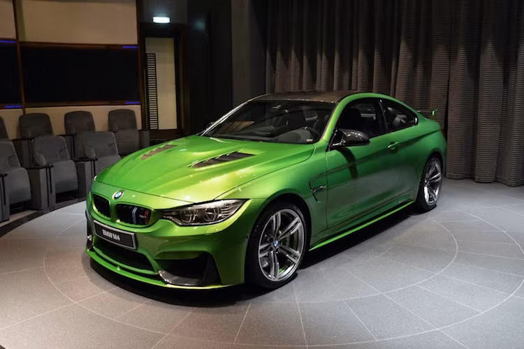 Ngay từ cái nhìn đầu tiên, chiếc BMW M4 đã gây ấn tượng bởi màu sơn "độc" Java Green, chỉ có thể có được nếu đặt hàng qua chương trình Individual của BMW. Màu sơn mới càng nâng cao vẻ "dữ dằn" của M4 và biến nó trở thành "người khổng lồ xanh" The Hulk của thế giới xe.