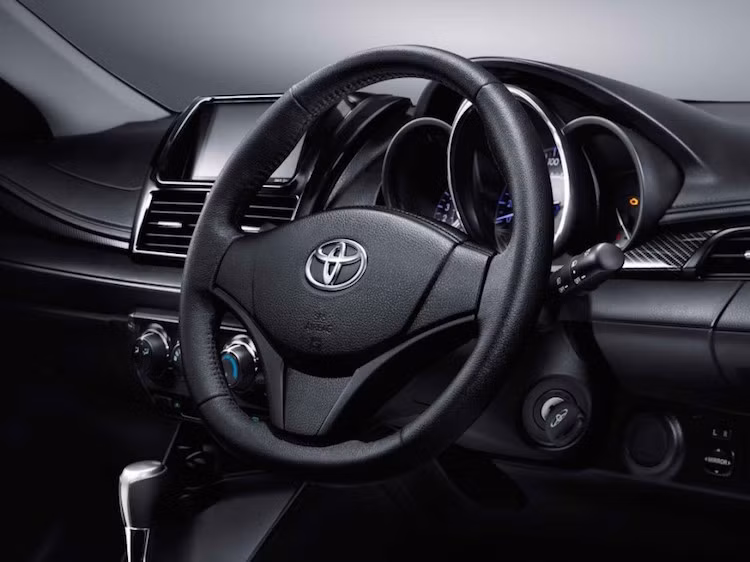 Nội thất của phiên bản Vios TRD Sportivo được trang bị thêm các chi tiết ốp giả vân carbon.