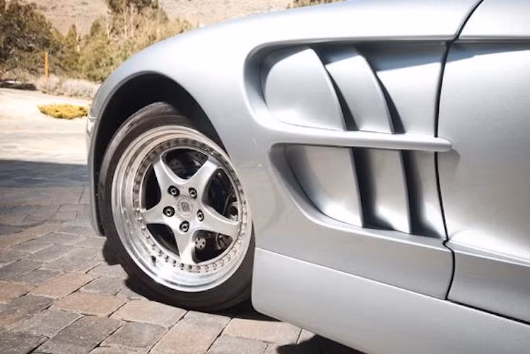 Được coi là đối thủ cạnh tranh với Chevroler Corvette, Shelby Series 1 là một mẫu xe mui trần 2 chỗ với động cơ đặt trước, dẫn động bánh sau điển hình.