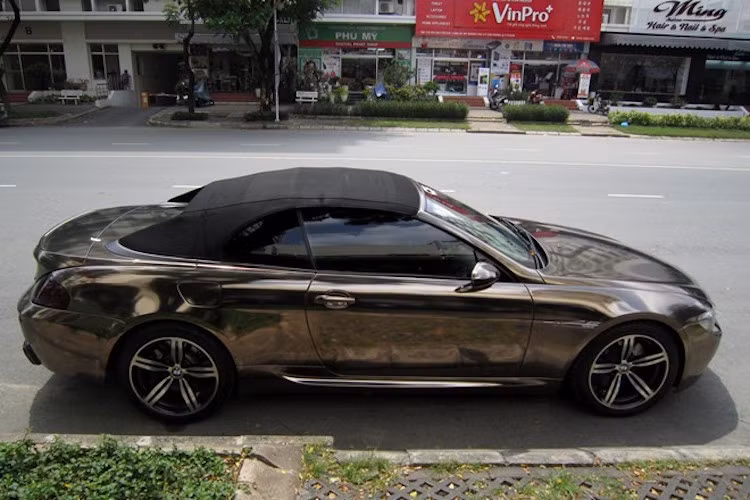 Giống như M5 E60, M6 E64 được trang bị khối động cơ V10 5.0 nạp khí tự nhiên có nguồn gốc từ xe đua công thức 1, giúp chiếc xe đạt công suất 507 mã lực cùng mô-men xoắn cực đại 520 Nm.
