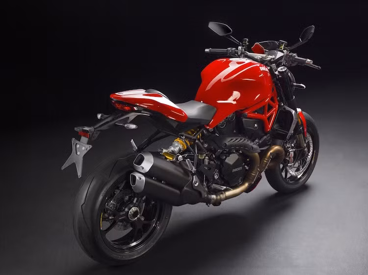 Tuy nhiên, phần đuôi trên Monster 1200R đã được vuốt nhọn để tạo dáng thể thao hơn, kèm theo ống xả với thiết kế mới.