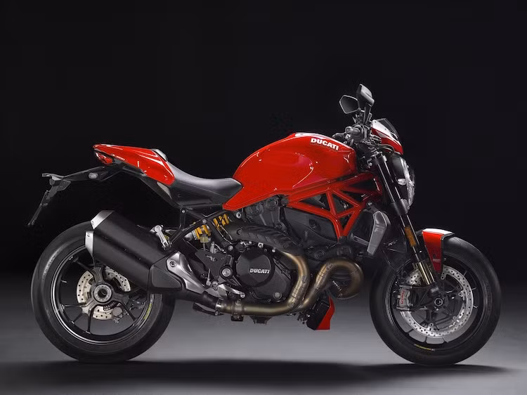 Trọng lượng khô của Monster 1200R là 180 kg, trong khi trọng lượng ướt của xe đạt 207 kg.