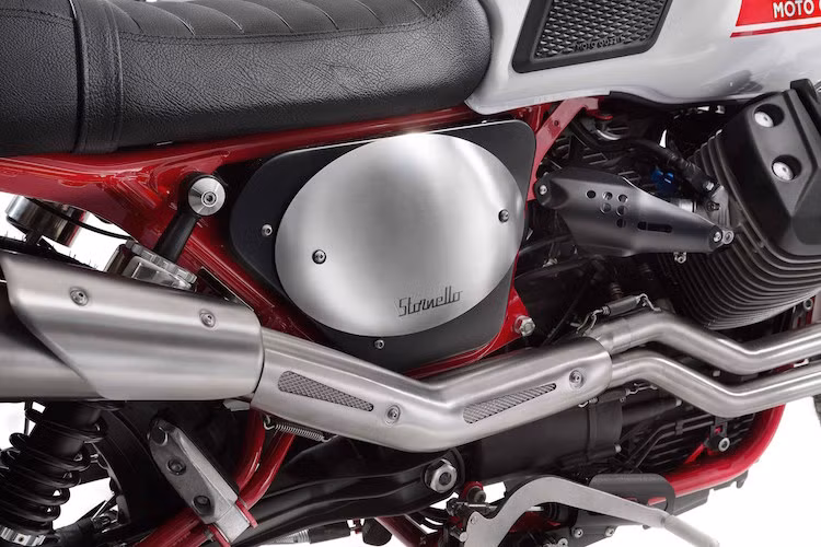 Bình xăng của Stornello có thiết kế giống V7II Cafe Racer, với điểm khác biệt là 2 má cao su nằm ở vị trí đầu gối người lái. Các tấm che bình ắc-quy cũng được gắn thêm tấm nhôm trang trí với dòng chữ Stornello khắc CNC độc đáo.