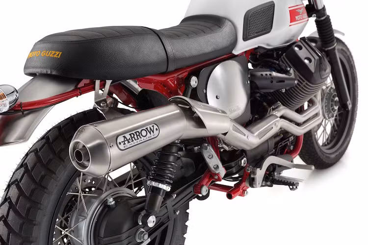 Theo đúng phong cách Scrambler, Stornello có "pô vắt" Arrow được đặt cao bên phía phải thân xe.