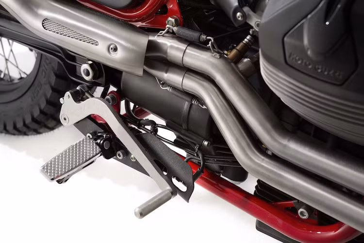 Cung cấp sức mạnh cho V7II Stornello vẫn là khối động cơ 4 kỳ V-Twin làm mát bằng gió có dung tích thực 744 cc, với góc nghiêng giữa 2 xi-lanh 90 độ và trang bị hệ thống phun nhiên liệu điện tử của Weber - Marelli.