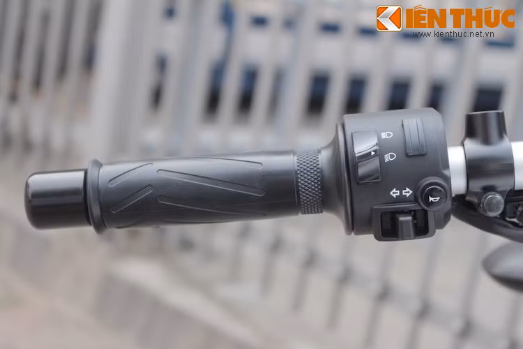 Ghi đông của xe được đặt khá cao, đem tới cảm giác điều khiển thoải mái. Phía cùm bên trái là các công tắc pha/cốt, đèn xin vượt, xi-nhan và còi.