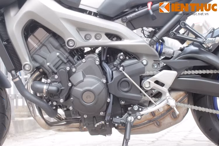 "Kẹp" giữa bộ khung nhôm của xe là khối động cơ 4 kỳ 3 xi-lanh 847 cc DOHC, cho công suất cực đại hơn 115 mã lực tại 10.000 rpm &amp; mô men xoắn 87,5Nm tại 8.500 rpm.