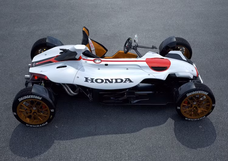 Giống một số mẫu xe như Ariel Atom hay Caterham Seven, 2&amp;4 Concept hoàn toàn không có khoang lái. Trên thực tế, người điều khiển xe ngồi trên một chiếc ghế đua duy nhất, "cheo leo" ở bên trái thân xe.