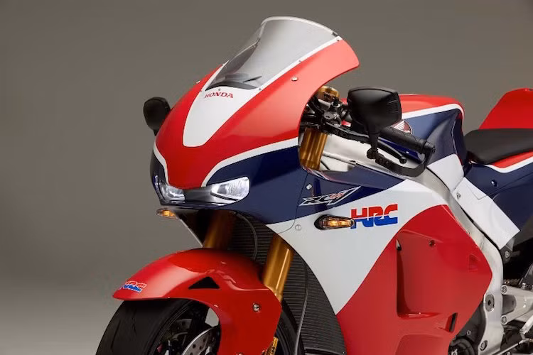 Có thiết kế gần như y hệt mẫu xe đua RC213V của tay đua Marc Marquez, tuy nhiên RC213V-S đã được bổ sung đèn pha và xi-nhan để có thể đủ điều kiện lưu thông trên đường.