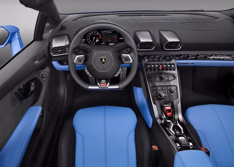 Tương tự như ngoại thất, nội thất của Huracan Spyder cũng giống tới 99% so với bản coupe.