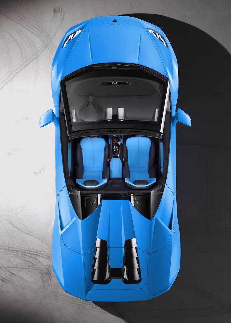 Do phải bố trí thêm bộ mui xếp nên nắp che động cơ của Huracan Spyder đã được thiết kế lại. Khi đóng mui, người dùng vẫn có thể nghe được tiếng máy dũng mãnh nhờ có vách ngăn bằng kính ở phía sau ghế ngồi có thể hạ xuống được.