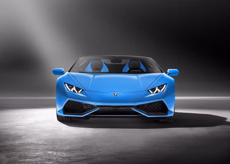 Có trọng lượng 1542 kg, chiếc Huracan mui trần được trang bị động cơ V10 5.2l có công suất tối đa 602 mã lực và mô-men xoắn cực đại 560 Nm, cùng với hệ dẫn động 4 bánh giúp xe có thể tăng tốc từ 0-100 km/h trong 3,4 giây và tốc độ tối đa 324 km/h.