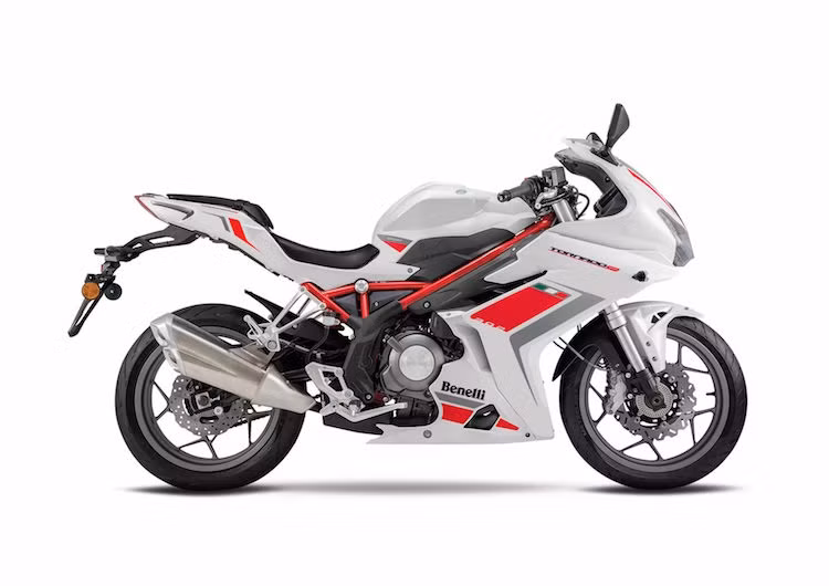 Mang tên gọi của dòng superbike Tornado trong quá khứ nhưng cũng như các đối thủ cùng phân khúc, chiếc sportbike Benelli Tornado 302 được thiết kế nhằm hướng tới những người mới chơi xe phân khối lớn với tư thế ngồi thoải mái hơn.