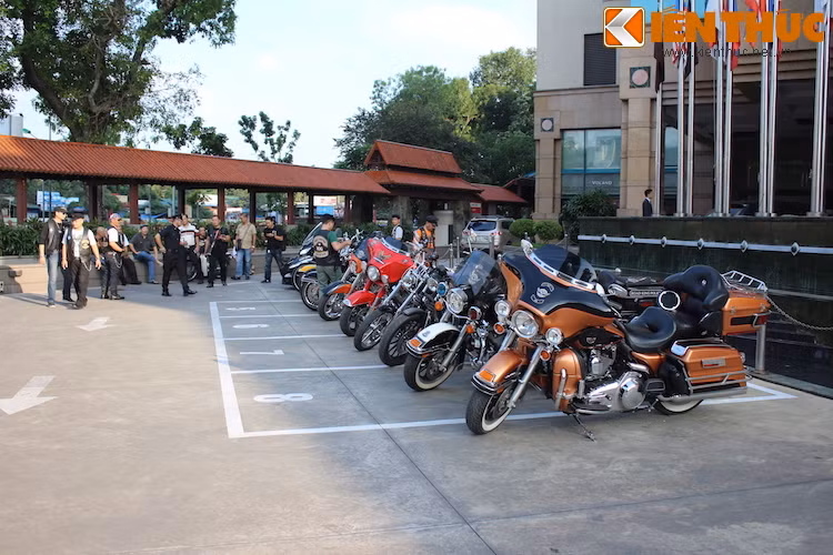 Dàn xế khủng Harley-Davidson tụ họp “xếp lốp” tại Hà Nội Dan xe khung Harley-Davidson tu hop “xep lop” tai Ha Noi