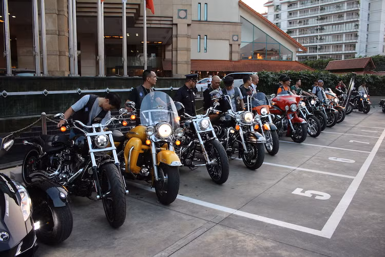 Dàn xế khủng Harley-Davidson tụ họp “xếp lốp” tại Hà Nội - Hình 10 Dan xe khung Harley-Davidson tu hop “xep lop” tai Ha Noi-Hinh-10