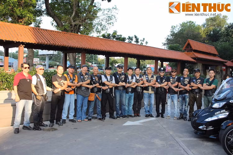 Dàn xế khủng Harley-Davidson tụ họp “xếp lốp” tại Hà Nội - Hình 3 Dan xe khung Harley-Davidson tu hop “xep lop” tai Ha Noi-Hinh-3