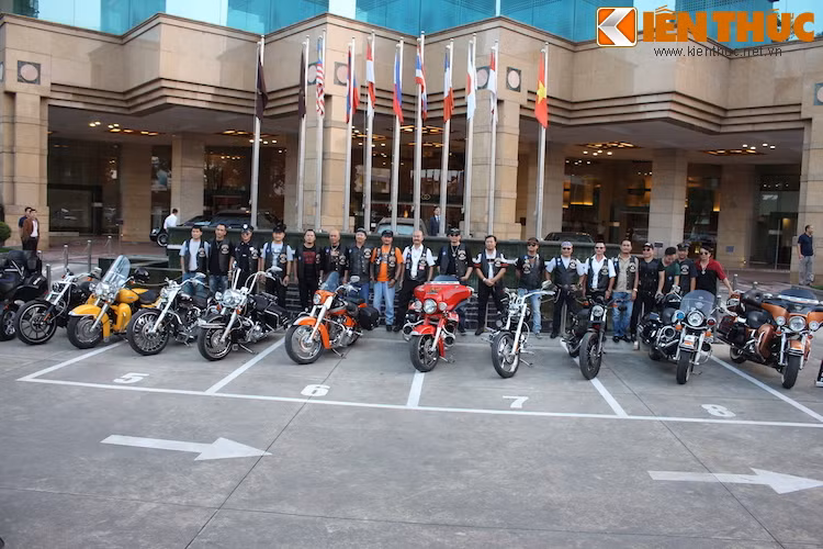 Dàn xế khủng Harley-Davidson tụ họp “xếp lốp” tại Hà Nội - Hình 11 Dan xe khung Harley-Davidson tu hop “xep lop” tai Ha Noi-Hinh-11