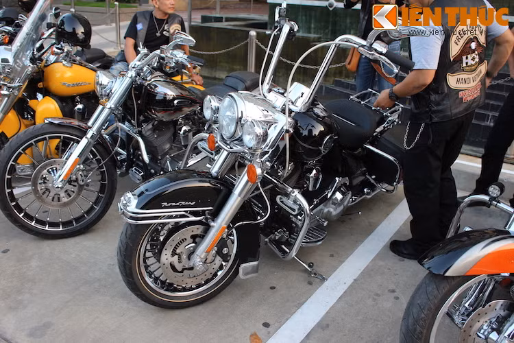 Dàn xế khủng Harley-Davidson tụ họp “xếp lốp” tại Hà Nội - Hình 8 Dan xe khung Harley-Davidson tu hop “xep lop” tai Ha Noi-Hinh-8