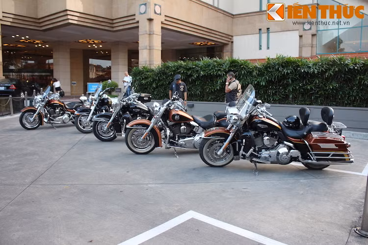Dàn xế khủng Harley-Davidson tụ họp “xếp lốp” tại Hà Nội - Hình 9 Dan xe khung Harley-Davidson tu hop “xep lop” tai Ha Noi-Hinh-9