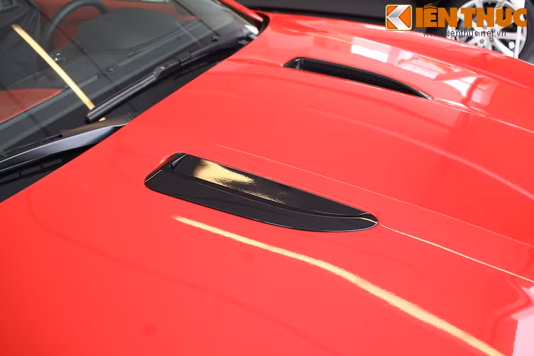 Giống như chiếc XKR trước đây của Jaguar, F-Type R cũng có thêm 2 khe tản nhiệt đặt dọc trên nắp ca-pô.