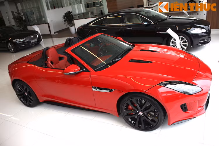 Được coi là đối thủ của Porsche 911 huyền thoại, F-Type R có thân xe gọn gàng với thiết kế cong tròn thanh lịch, nhưng vẫn đậm chất thể thao nhờ có một số chi tiết làm điểm nhấn.