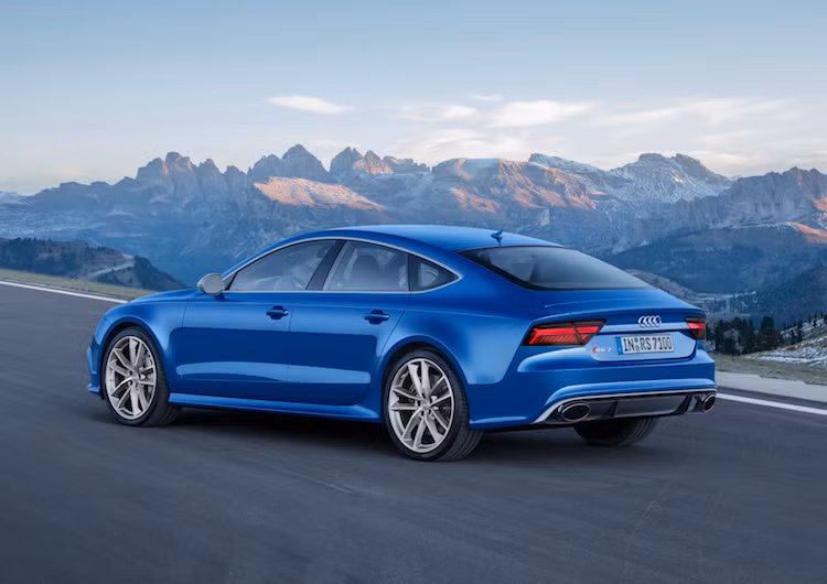 Ngoài ra, Audi còn cung cấp thêm tùy chọn màu đặc biệt Ascari Blue cho mỗi mẫu xe.