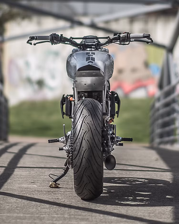 Với bản độ này, Garaje57 đã chứng minh rằng KTM Duke 390 cũng có thể trở thành một mẫu xe độ đẹp mắt.